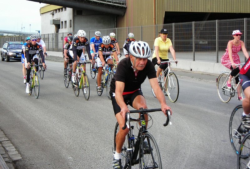 2011-08-05 04 Les Gentlemen 1er Tour Peloton groupe.JPG